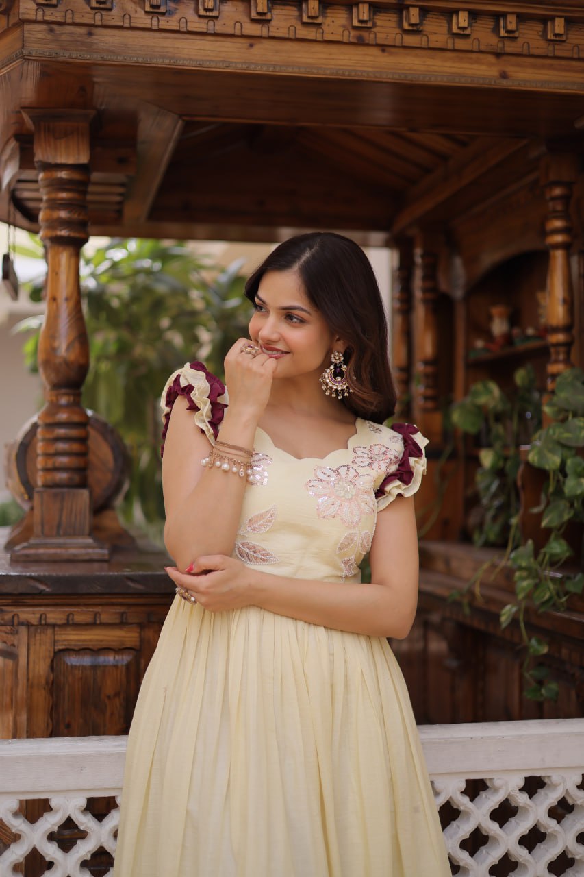 EXCLUSIVE TRENDY LOOK PREMIUM READYMADE DESIGNER GOWN